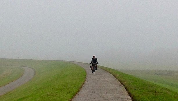 Ciclista en la niebla