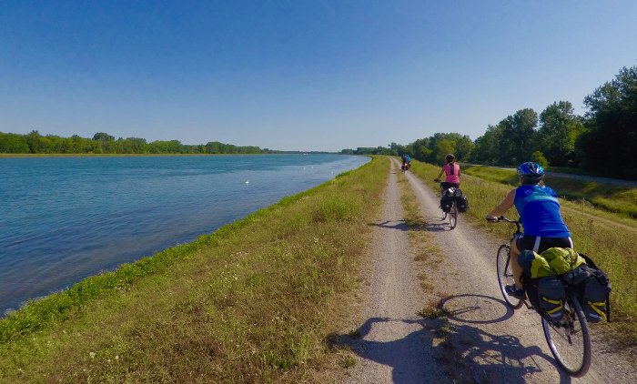 Foto carril bici junto al río